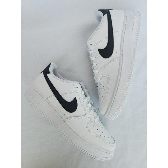 7Y | 9 WOMEN'S NIKE AIR FORCE ONE AF1 LEATHER WHITE / BLACK FV5948-101 - Picture 1 of 9